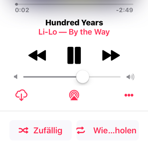 Anzeige des aktuellen Musiktitels und Auswahl für zufällige Wiedergabe und Wiederholen unter iOS 10.2 – Zufällig und Wiederholen sind eigene Schaltflächen, die links neben dem Text noch ein entsprechendes Symbol besitzen. Das Wort wiederholen ist zu lang für den Button und wird in der Mitte gekürzt, sodass Wie…holen datsteht.