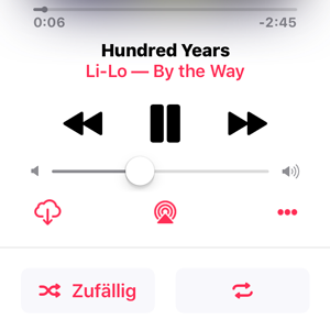 Anzeige des aktuellen Musiktitels und Auswahl für zufällige Wiedergabe und Wiederholen unter iOS 10.3 – Zufällig und Wiederholen sind eigene Schaltflächen, Zufällig ein entsprechendes Symbol und das Wort Zufällig. Das Wort Wiederholen wäre zu lang für den Button, weswegen im Button nur zentriert das Symbol angezeigt wird.